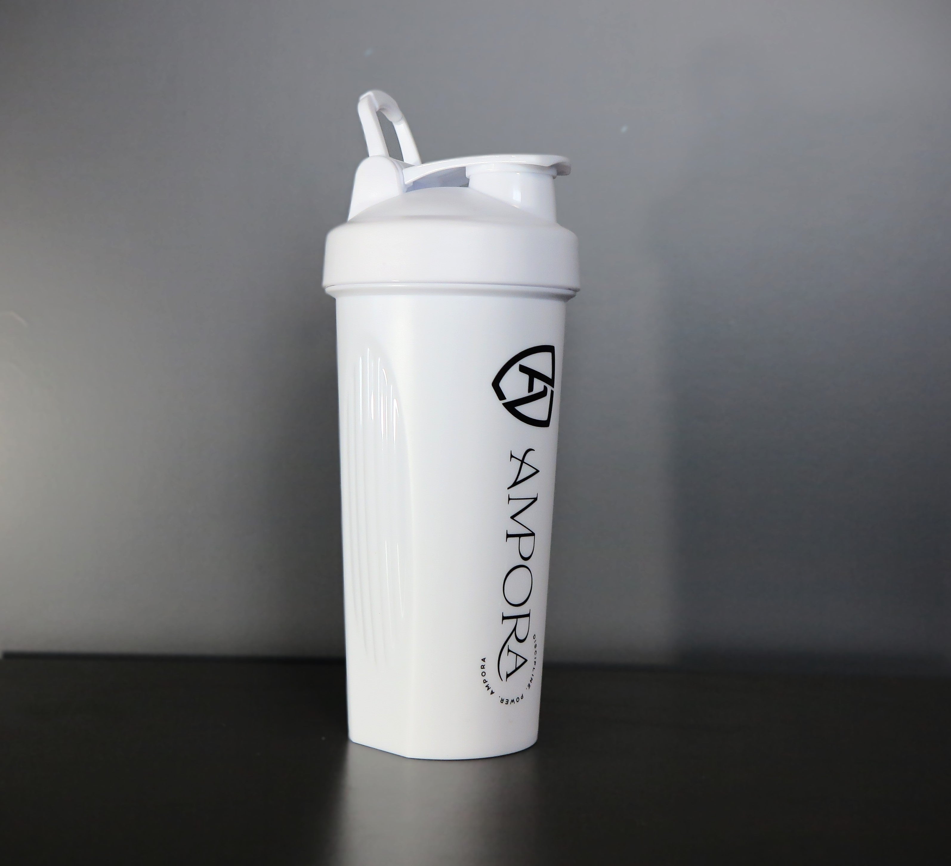Ampora 600ml Premium Shaker Wit – met Shakerbal