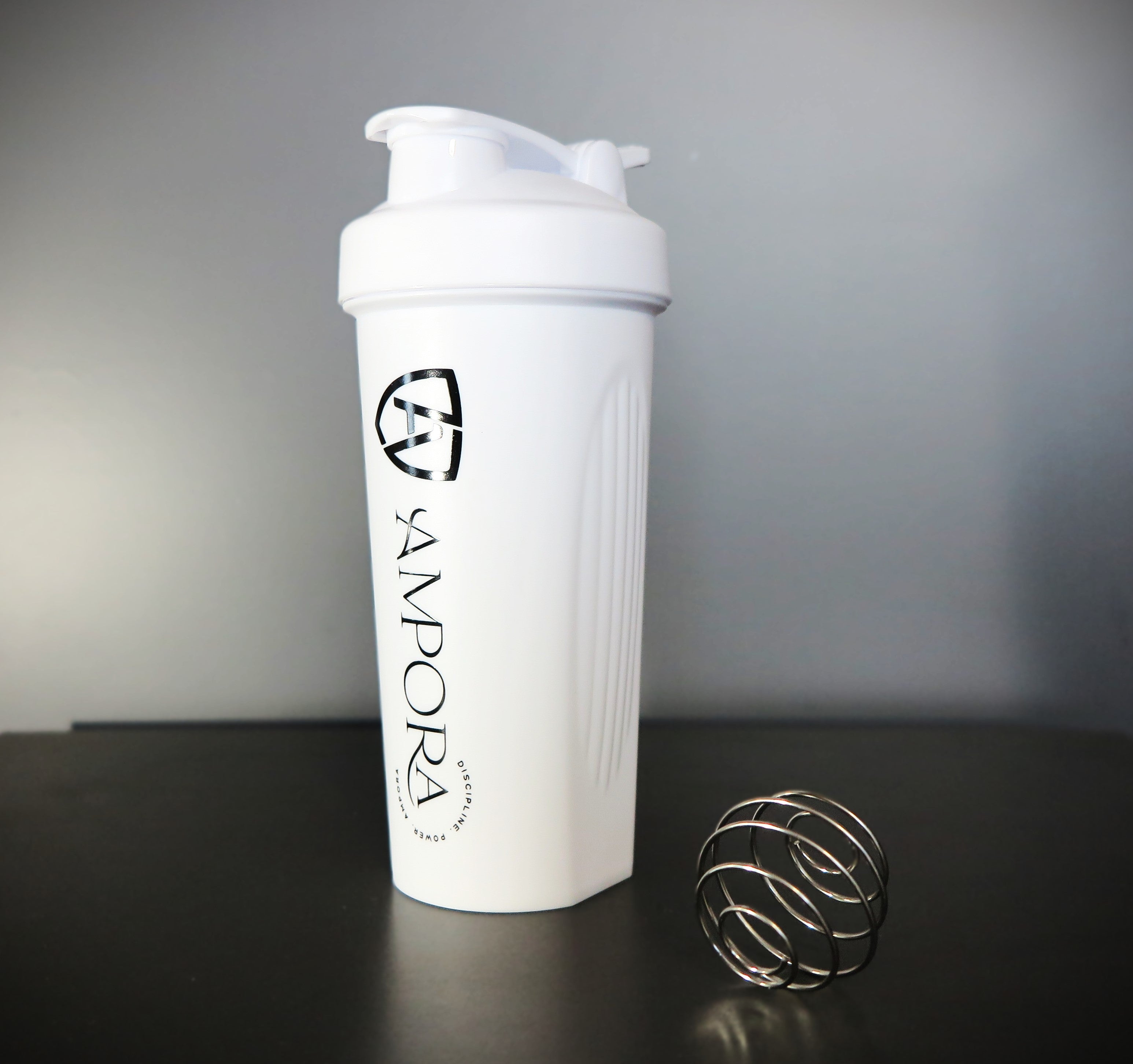 Ampora 600ml Premium Shaker Wit – met Shakerbal