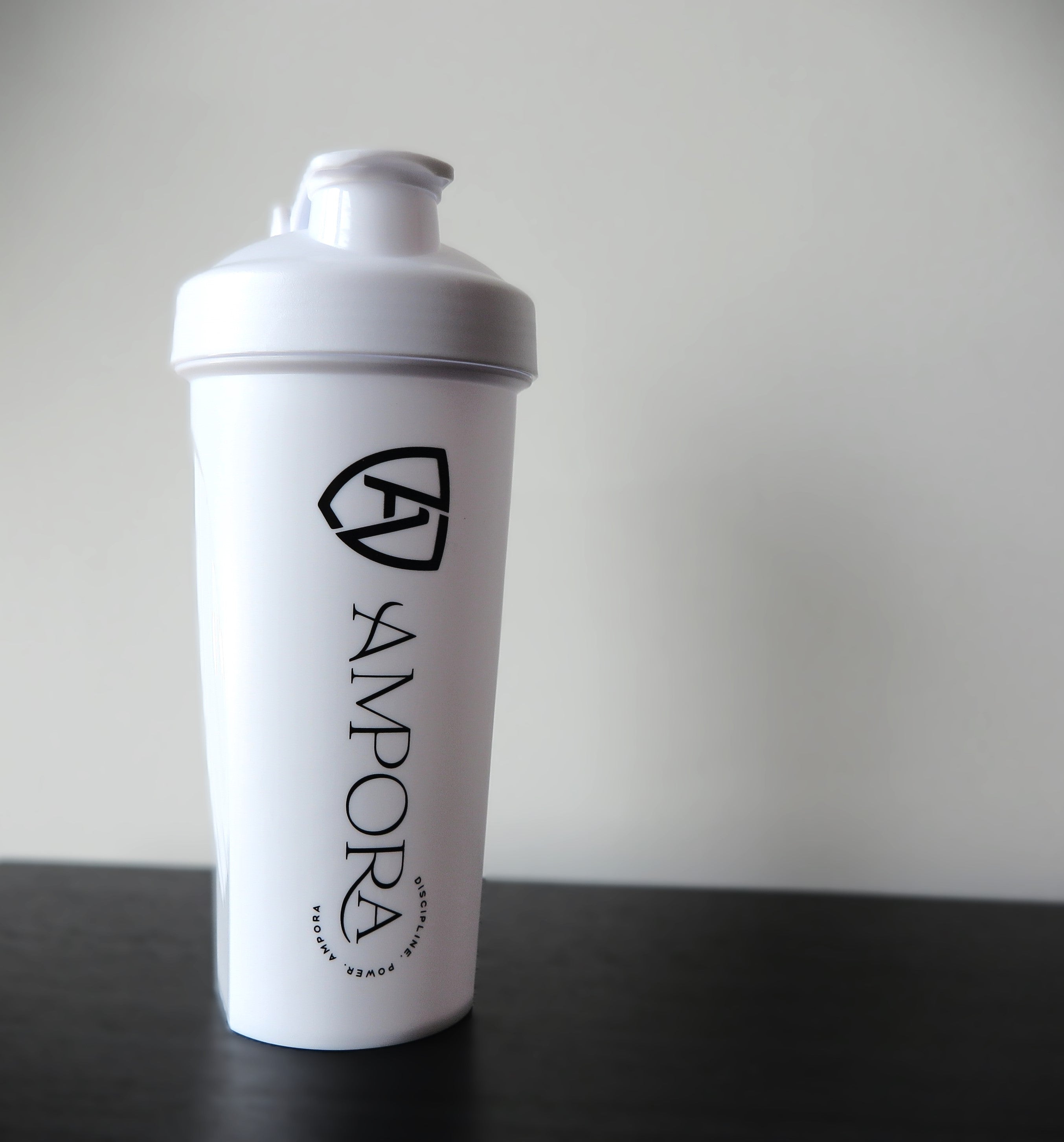 Ampora 600ml Premium Shaker Wit – met Shakerbal